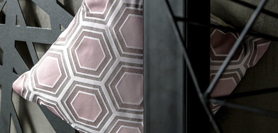 Подушка Hexagon Pink Geometry Подушка Hexagon Pink Geometry - Loft-Concept в Нижнем Новгороде