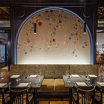 Обои ручная роспись Falling Flowers Standard colourway on Pale Grey dyed silk варинант исполнения - 1 | Loft Concept в Нижнем Новгороде