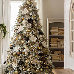 Дизайнерская Елка украшенная шарами в бежевых тонах и декором в виде белых цветов и шишек варинант исполнения - 1 | Loft Concept в Нижнем Новгороде