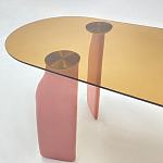 Обеденный стол со стеклянной столешницей и розовыми ножками с тканевой обивкой Wrigley варинант исполнения - 4 | Loft Concept в Нижнем Новгороде