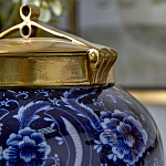 Ваза с насыщенным синим орнаментом и золотой крышкой Blue & White Ornament  варинант исполнения - 3 | Loft Concept в Нижнем Новгороде
