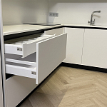 Угловой кухонный гарнитур Жемчужный белый Серый Clarke Kitchen Set White Grey варинант исполнения - 6 | Loft Concept в Нижнем Новгороде