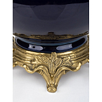 Ваза темно-синяя фарфоровая на бронзовой подставке с ажурным ободком и изогнутыми ручками Eden Garden варинант исполнения - 3 | Loft Concept в Нижнем Новгороде