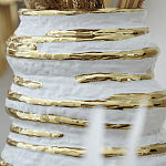 Ваза белая с рельефной поверхностью и золотыми полосами Vase Beehive варинант исполнения - 3 | Loft Concept в Нижнем Новгороде