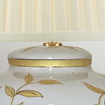 Настольная лампа с фарфоровым основанием бежевого цвета с рисунком и плиссированным абажуром на темной подставке Elstead Lighting варинант исполнения - 8 | Loft Concept в Нижнем Новгороде