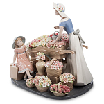 Статуэтка фарфоровая Девушка и маленькая девочка с цветами Charming Statuette варинант исполнения - 1 | Loft Concept в Нижнем Новгороде