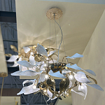 Люстра подвесная с белыми матовыми и золотыми глянцевыми листьями Wintery flovers варинант исполнения - 4 | Loft Concept в Нижнем Новгороде