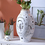 Ваза с декоративными лицами и графическими элементами в виде сердец и символов Faces of Imagination варинант исполнения - 3 | Loft Concept в Нижнем Новгороде