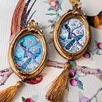 Картина с изображением павлинов в саду в овальной позолоченной раме с кисточкой Chinoiserie Imperial Garden Peacocks on a Tree Poster варинант исполнения - 4 | Loft Concept в Нижнем Новгороде