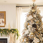 Дизайнерская Елка украшенная шарами в бежевых тонах и декором в виде белых цветов и шишек варинант исполнения - 3 | Loft Concept в Нижнем Новгороде