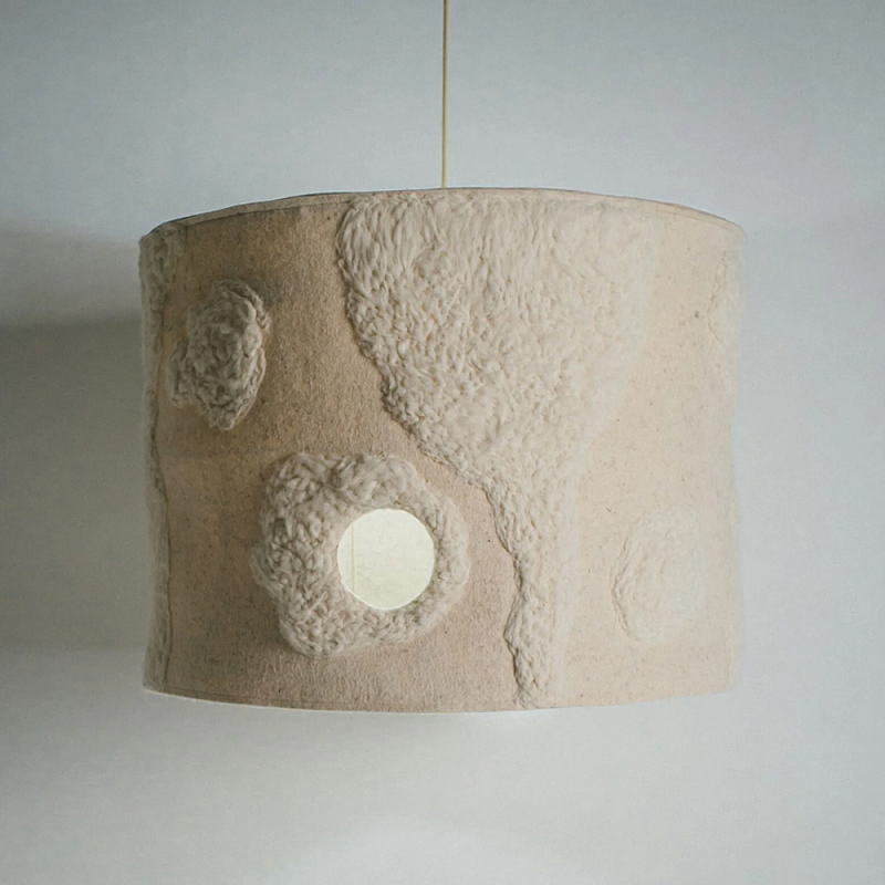 Подвесной светильник из шерсти в технике сухого валяния Dry Felted Wool Lamp Бежевый Подвесной светильник из шерсти в технике сухого валяния Dry Felted Wool Lamp Бежевый в Нижнем Новгороде | Loft Concept