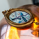 Картина с изображением павлинов в саду в овальной позолоченной раме с кисточкой Chinoiserie Imperial Garden Peacocks on a Tree Poster варинант исполнения - 3 | Loft Concept в Нижнем Новгороде