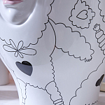 Ваза с декоративными лицами и графическими элементами в виде сердец и символов Faces of Imagination варинант исполнения - 10 | Loft Concept в Нижнем Новгороде