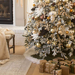 Дизайнерская Елка украшенная шарами в бежевых тонах и декором в виде белых цветов и шишек варинант исполнения - 2 | Loft Concept в Нижнем Новгороде