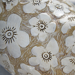 Статуэтка курица с резными белыми цветами на бежевой фактурной поверхности Rustic Chicken варинант исполнения - 2 | Loft Concept в Нижнем Новгороде