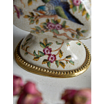 Ваза белого цвета из фарфора с цветочным рисунком и бронзовыми ручками с фигурками птиц Eden Garden porcelain and bronze варинант исполнения - 3 | Loft Concept в Нижнем Новгороде