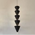 Подвесной светильник светодиодный в виде ряда черных металлических конусов  Herringbone варинант исполнения - 4 | Loft Concept в Нижнем Новгороде