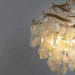 Люстра подвесная с белыми перламутровыми подвесками и изогнутыми золотистыми элементами Диаметр 50 см SHELL Chandelier варинант исполнения - 3 | Loft Concept в Нижнем Новгороде