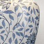 Настольная лампа с керамическим основанием в белом цвете с синим цветочным орнаментом на темной деревянной подставке и тканевым абажуром Elstead Lighting варинант исполнения - 4 | Loft Concept в Нижнем Новгороде