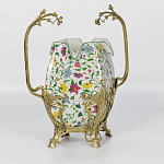 Ваза белого цвета из фарфора с ярким цветочным узором и бронзовыми ручками в виде ветвей Eden Garden porcelain and bronzeм варинант исполнения - 1 | Loft Concept в Нижнем Новгороде