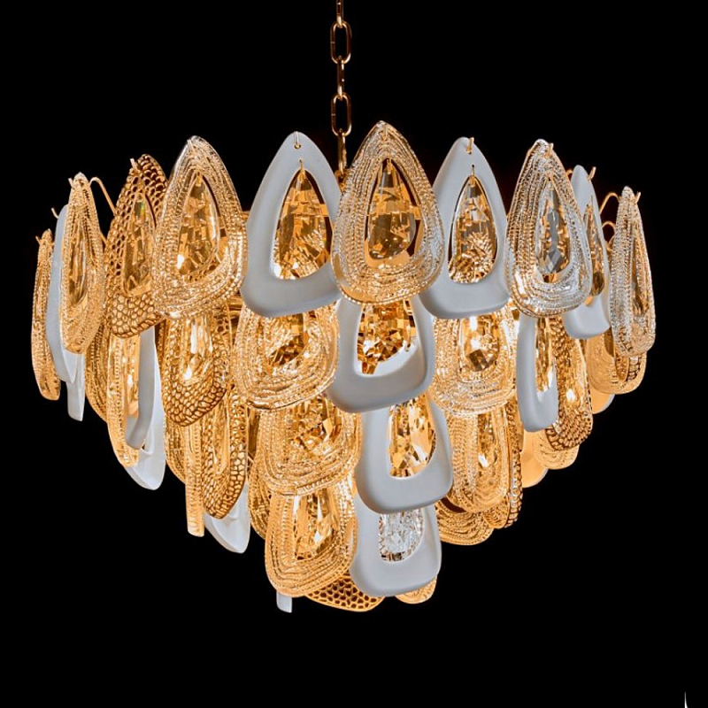Люстра с многослойными белыми и прозрачными подвесками Character Chandelier Золотой Прозрачный Белый Люстра с многослойными белыми и прозрачными подвесками Character Chandelier Золотой Прозрачный Белый в Нижнем Новгороде | Loft Concept
